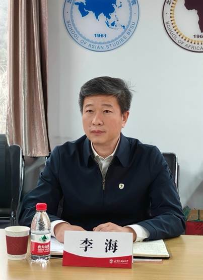 男人坐在桌子前 描述已自动生成