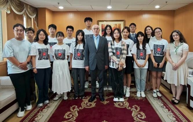 一群人站在地毯上 AI 生成的内容可能不正确。